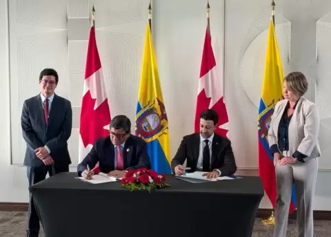Suscripci�n del tratado de libre comercio entre Ecuador y Canad�.