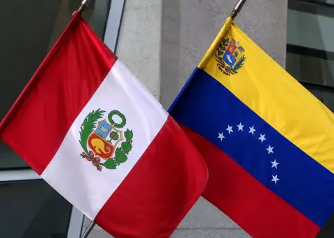 Imagen referencial de banderas de Per� y Venezuela.