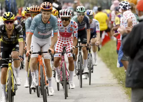 El ciclista ecuatoriano Richard Carapaz (C) de EF Education - EasyPost en acci�n durante la Etapa 20 del Tour de Francia, una ruta de 170,9 km de Le