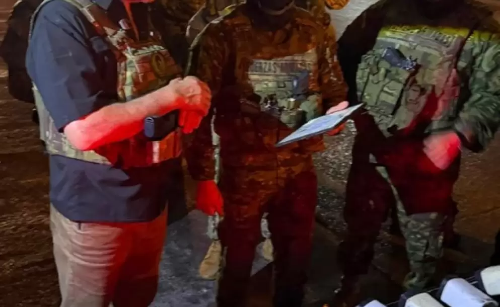 Militares retiran m�s de 20 c�maras ilegales en postes de la coop. Juan Montalvo, en el norte de Guayaquil