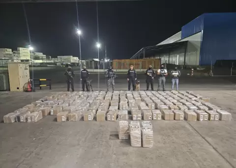 Incautaci�n de 2.4 toneladas de droga en Puerto Bol�var, El Oro.