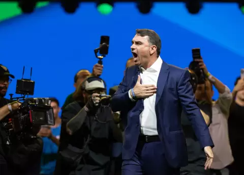 El senador de Brasil Fl�vio Bolsonaro (d) reacciona en la convenci�n nacional del Partido Liberal de Brasil (PL) este s�bado, en S�o Paulo (Brasil).
