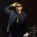 Usher baja del escenario a una fan tras notar su incomodidad por acercarse demasiado