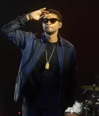 Usher baj� a una fan del escenario tras notarla inc�moda.