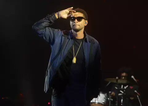 Usher baj� a una fan del escenario tras notarla inc�moda.