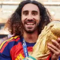 Marc Cucurella cumpli� su promesa y se tatu� a Luis de la Fuente