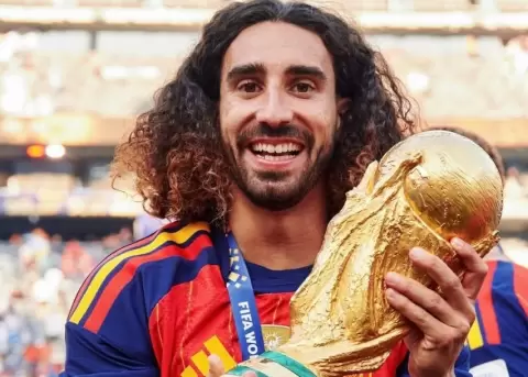 Marc Cucurella ya tiene su tatuaje de Luis de la Fuente.