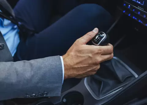 Conducir un auto manual podr�a fortalecer funciones cognitivas y la concentraci�n diaria.