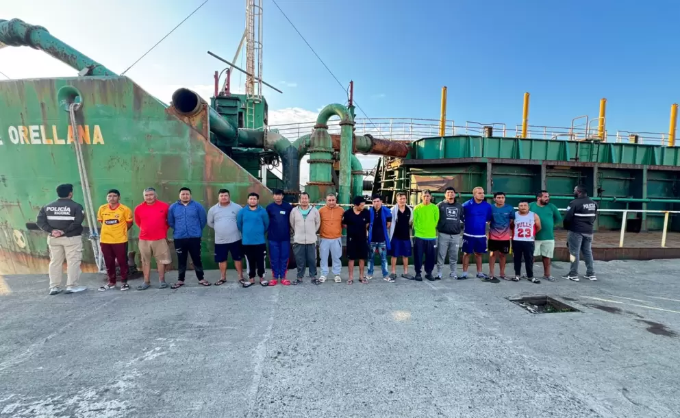 Detienen a 17 personas por transporte ilegal de hidrocarburos en Esmeraldas: 2.000 galones de combustible decomisados en operativo