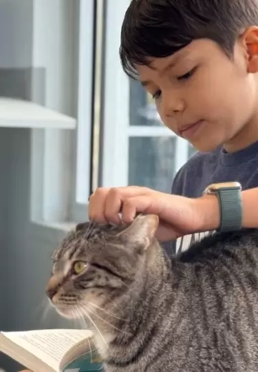 Los ni�os practican la lectura y crean v�nculos con los animales.