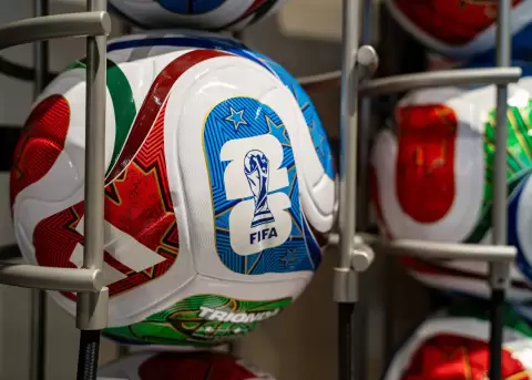 FIFA propone privatizar derechos comerciales y genera fuerte rechazo mundial.
