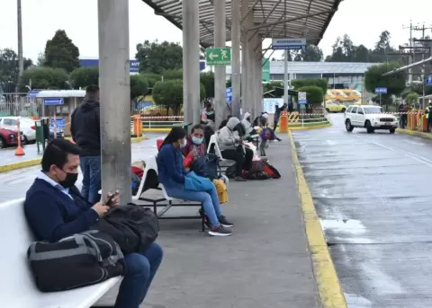 En terminales como el de Carcel�n, en el norte de Quito, los usuarios esperan por horas para poder movilizarse a otras provincias.