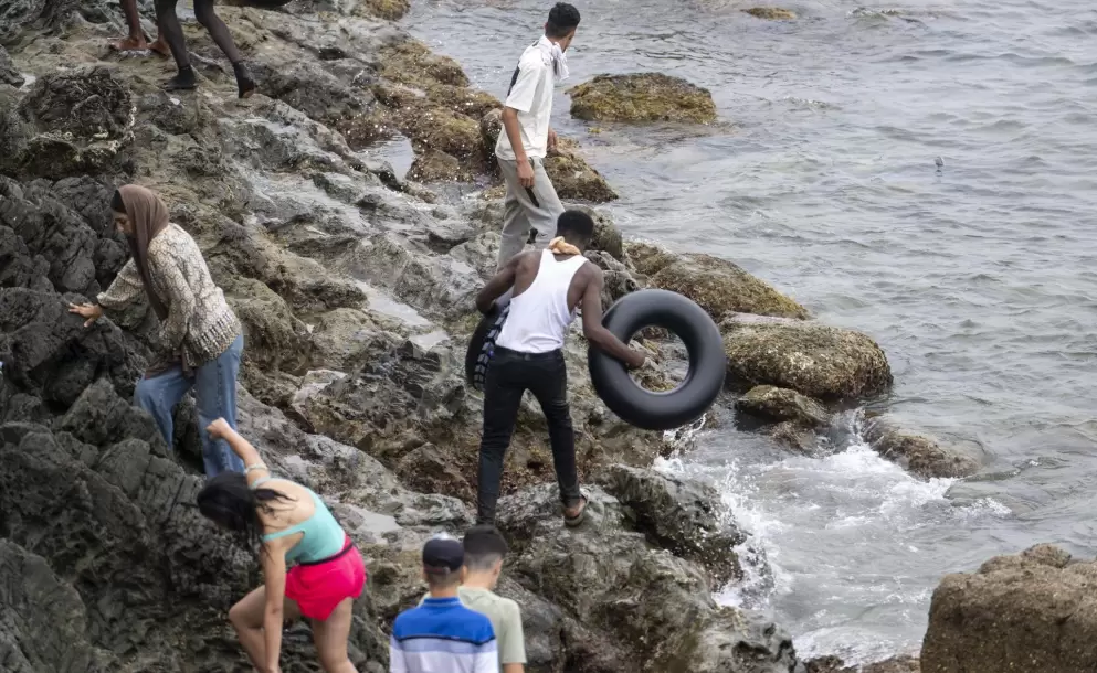 Ya son 57 los cad�veres recuperados en la costa de Ceuta tras la entrada de migrantes