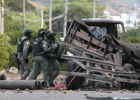 Polic�as inspeccionan el lugar donde ocurri� un atentado terrorista este s�bado, en C�cuta (Colombia).