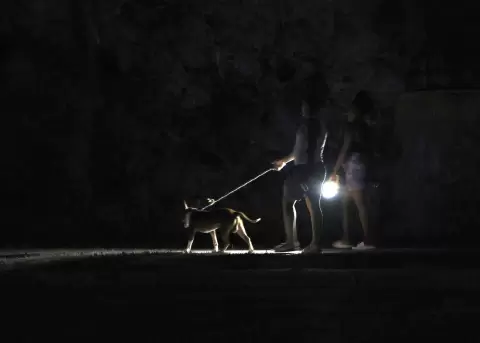 Una persona camina con un perro durante un apag�n en La Habana (Cuba).