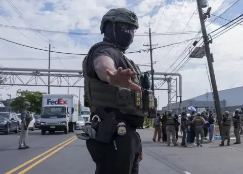 Agente del ICE custodia el centro de detenci�n de inmigrantes Delaney Hall, en Nueva Jersey (EE.UU.)
