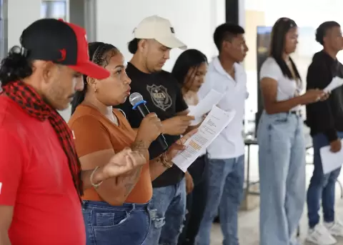 Integrantes del grupo armado ilegal Comandos de la Frontera se re�nen este 3 de agosto de 2026, en una Zona de Ubicaci�n Temporal en Colombia.