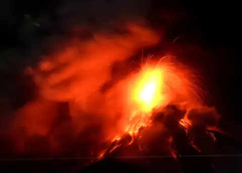 El volc�n de Fuego en erupci�n este martes, en Alotenango a 65 kilometros al suroeste de Ciudad de Guatemala (Guatemala).