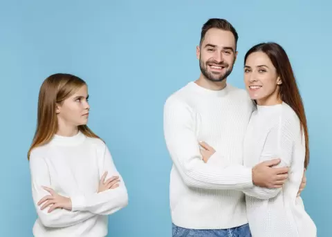 No intentes reemplazar a mam� o pap�: el consejo clave para las familias reconstituidas.