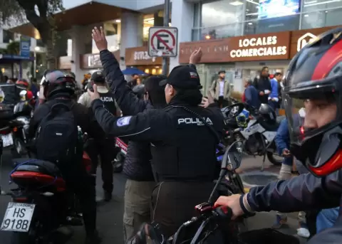 Operativo policial de control a motociclistas en Quito, el 3 de agosto de 2026.