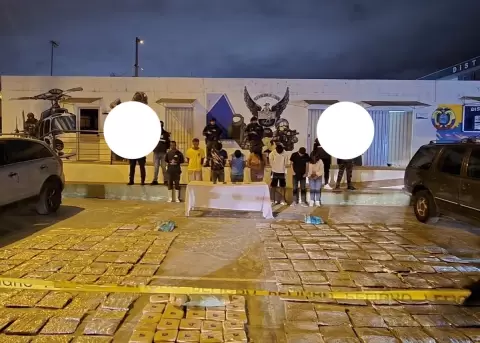 Ocho personas fueron detenidas con 100 kilos de marihuana en Malchingu�, en el cant�n Pedro Moncayo, el 4 de agosto de 2026.