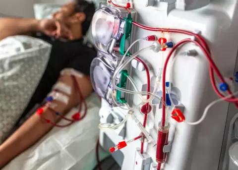 un hombre en la unidad de di�lisis de un hospital