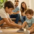 Cuidar hermanos pequeños fortalece la madurez emocional, según la psicología infantil