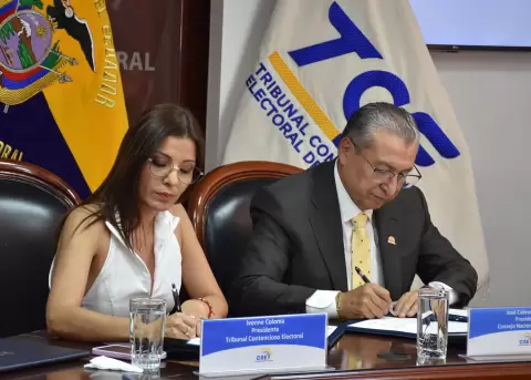 Ivonne Coloma, presidenta del TCE, y Jos� Cabrera, titular del CNE.
