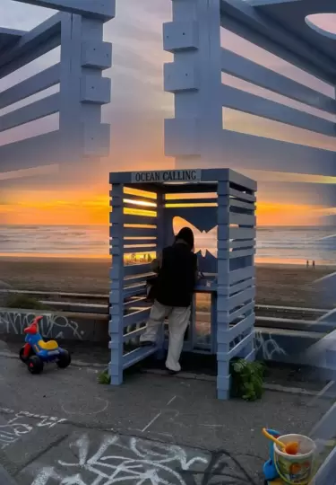 Un tel�fono frente al mar transforma el duelo en esperanza y conexi�n humana.