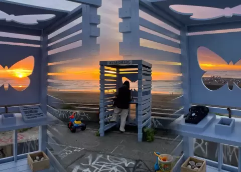 Un tel�fono frente al mar transforma el duelo en esperanza y conexi�n humana.