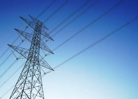 Red de cables de electricidad de alta tensi�n.