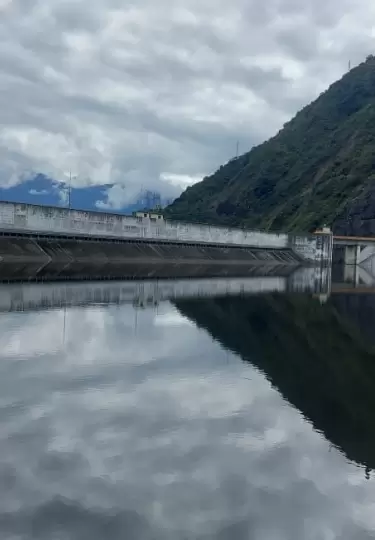 La presa Mazar, principal embalse para la generaci�n el�ctrica de Ecuador.