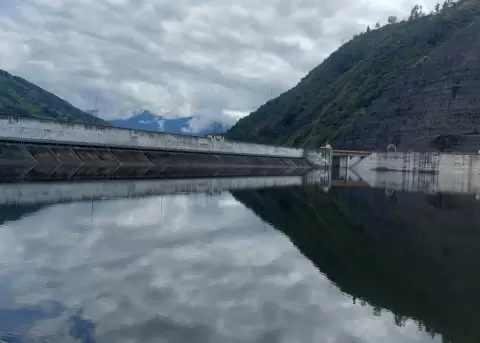 La presa Mazar, principal embalse para la generaci�n el�ctrica de Ecuador.