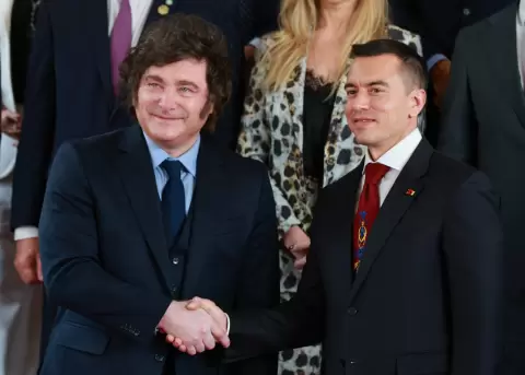 Daniel Noboa junto al presidente de Argentina Xavier Milei posaron para la fotograf�a oficial con sus gabinetes ministeriales