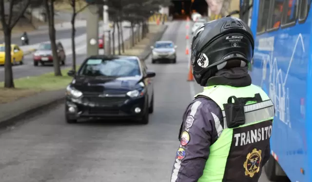 Agente de Tr�nsito en Quito.