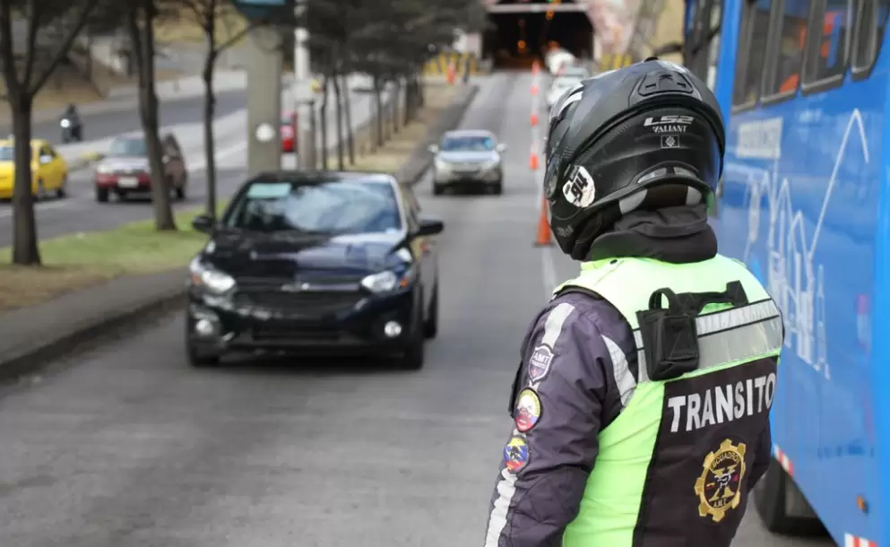 Quito: Agencia Metropolitana de Tr�nsito libra una lucha 'cuesta arriba' contra los tramitadores e infractores