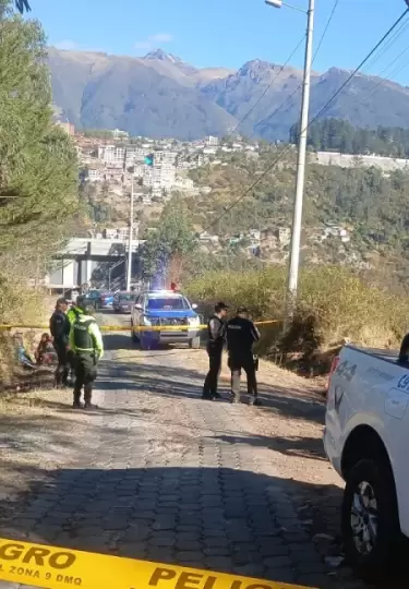 La Polic�a Nacional acordon� una zona boscosa de Miravalle, en Quito, donde fue hallado un hombre sin vida con una aparente herida de bala.