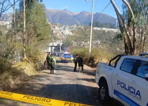 La Polic�a Nacional acordon� una zona boscosa de Miravalle, en Quito, donde fue hallado un hombre sin vida con una aparente herida de bala.