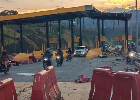 Ataque con explosivos en el peaje de Mondomo en la v�a Panamericana entre Popay�n y Cali, en Colombia.