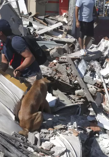Labores de rescate en Cali, Colombia, tras el terremoto de magnitud 7,4 registrado el 10 de agosto de 2026.