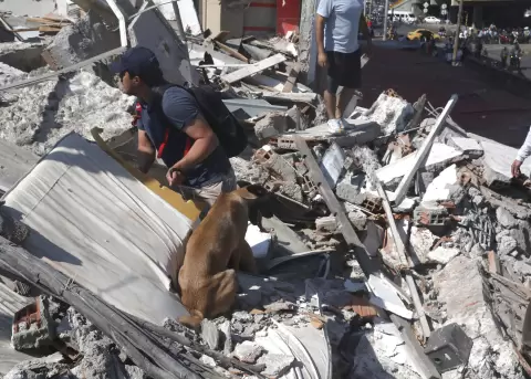 Labores de rescate en Cali, Colombia, tras el terremoto de magnitud 7,4 registrado el 10 de agosto de 2026.