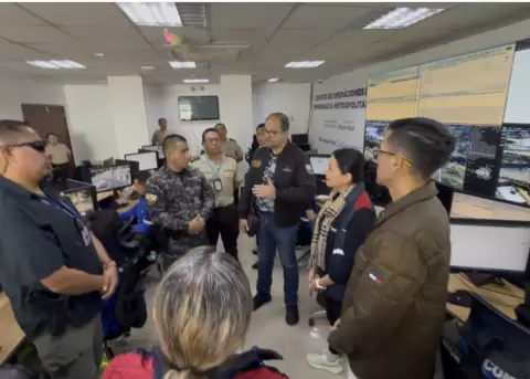 John Reimberg (c) junto al Comandante General de la Polic�a, la Secretaria de Seguridad de Quito, entre otras autoridades, el 10 de agosto de 2026.