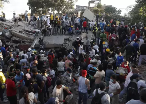 Personas trabajan en labores de rescate en una edificaci�n colapsada en Cali, tras el terremoto del 10 de agosto de 2026.