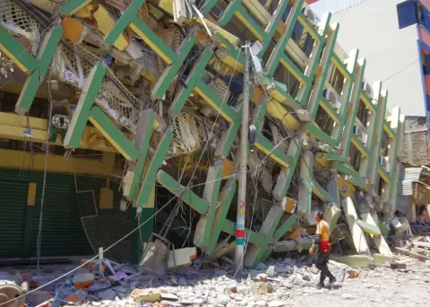 Edifico colapsado en Portoviejo, Manab�, durante el terremoto del 16 de abril de 2016.