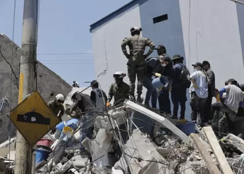 Integrantes del Ejercito de Colombia y voluntarios realizan una operaci�n de rescate en los escombros de un edificio tras el terremoto de magnitud 7,4