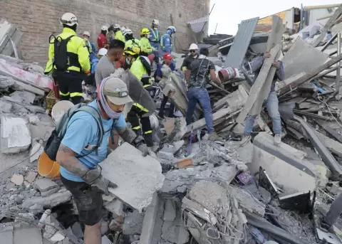 Operaci�n de rescate en los escombros de un edificio colapsado en Pereira, tras el terremoto de magnitud 7,4 en Colombia.