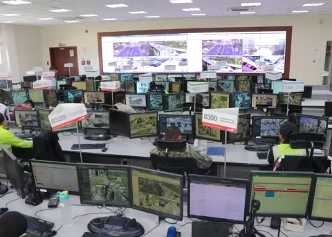 Sala de monitoreo de videovigilancia en el ECU 911.