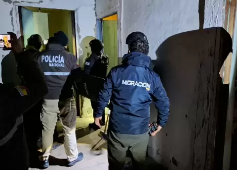Un colombiano con tres �rdenes de captura y alerta azul de Interpol fue deportado a su pa�s.