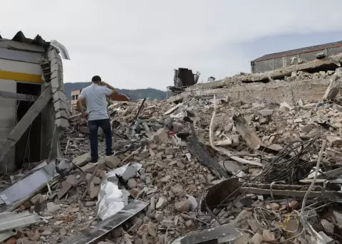 Un hombre observa este 12 de agosto de 2026 un edificio destruido por el terremoto de magnitud 7,4 en Dosquebradas Risaralda (Colombia).