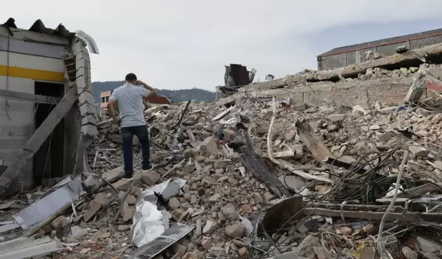 Un hombre observa este 12 de agosto de 2026 un edificio destruido por el terremoto de magnitud 7,4 en Dosquebradas Risaralda (Colombia).